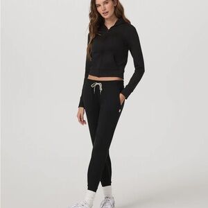 Vuori Women’s Performance Jogger Black Heather in Small